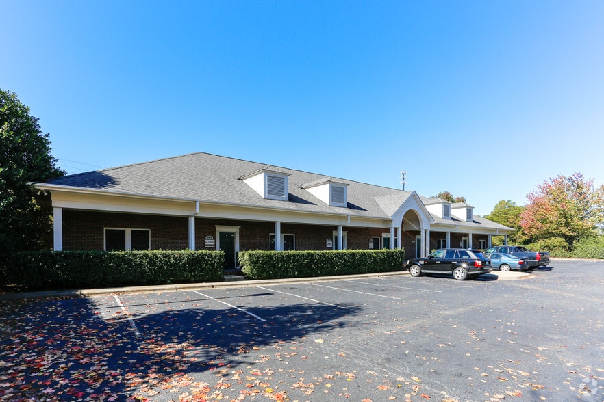 111 Commerce Centre Dr, Huntersville, NC for lease - Primary Photo - Image 1 of 3