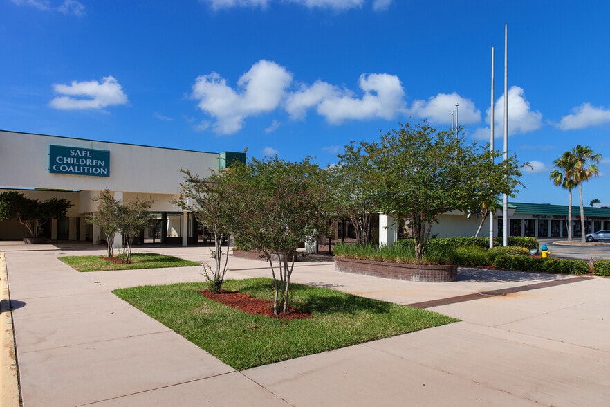 5505-5805 Manatee Ave, Bradenton, FL for lease - Building Photo - Image 2 of 18