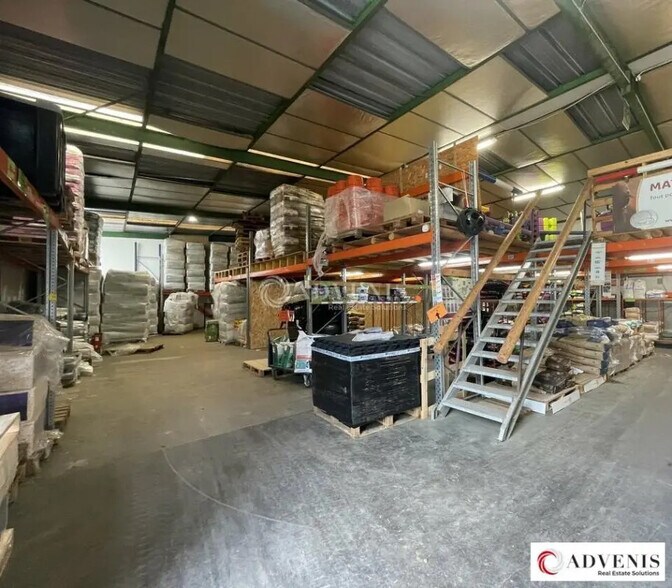 Flex in Pessac for lease - Interior Photo - Image 2 of 7