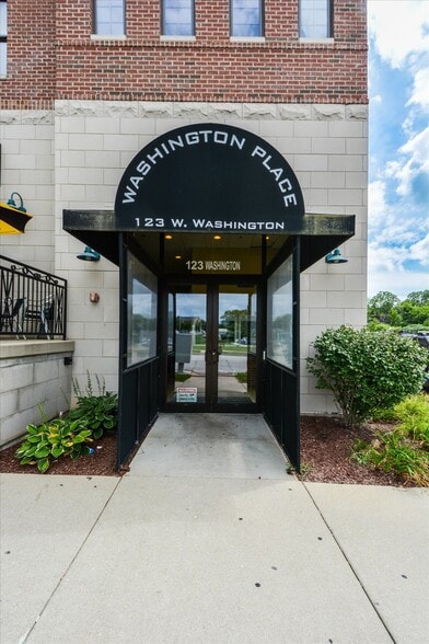123 W Washington St, Oswego, IL for lease - Building Photo - Image 3 of 6