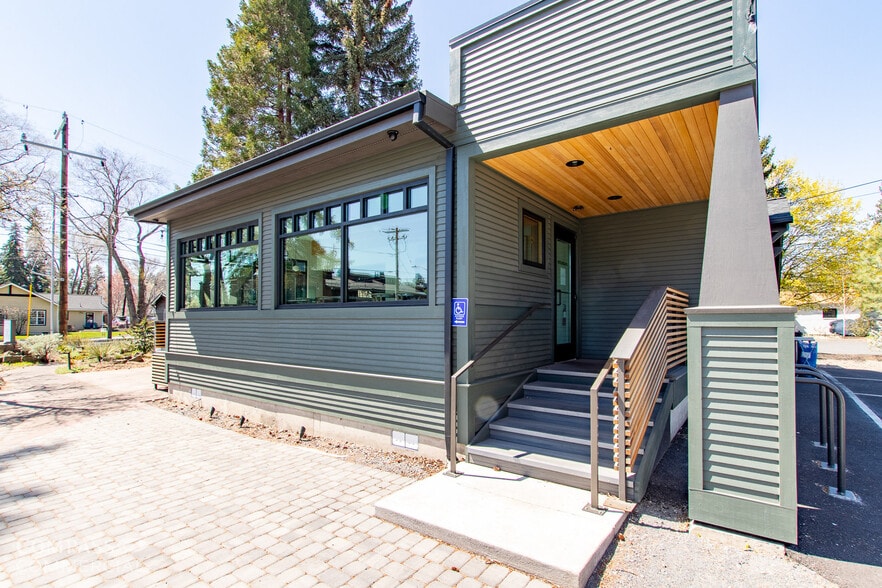 1004 NW Newport Ave, Bend, OR for lease - Building Photo - Image 2 of 15