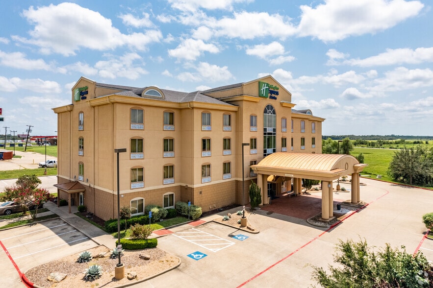 300 Tanger Dr, Terrell, TX for sale - Primary Photo - Image 1 of 3