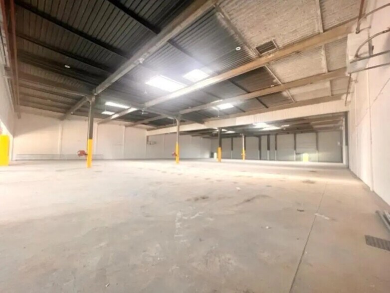 Industrial in Trappes for lease - Interior Photo - Image 2 of 7