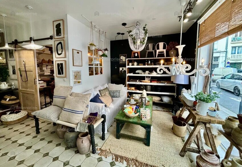 Retail in Amiens for lease - Interior Photo - Image 2 of 2