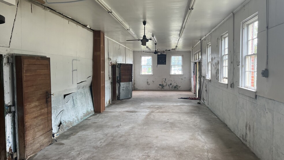 303 N 5th St, Saint Pauls, NC for lease - Interior Photo - Image 2 of 9