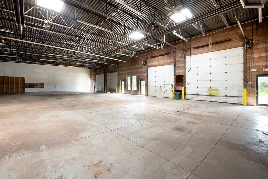 7516 Tyler Blvd, Mentor, OH for lease - Interior Photo - Image 3 of 5