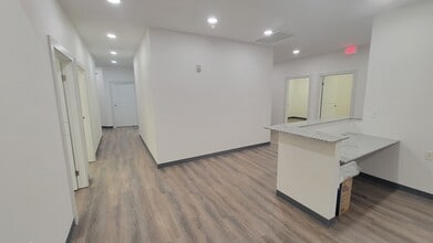 1116 E Walnut St, Seguin, TX for lease Interior Photo- Image 1 of 5