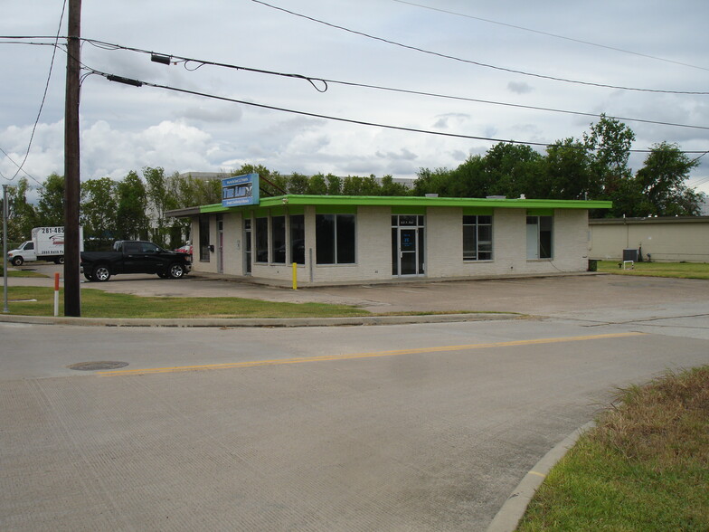 1631 N Main St, Pearland, TX for lease - Building Photo - Image 2 of 9