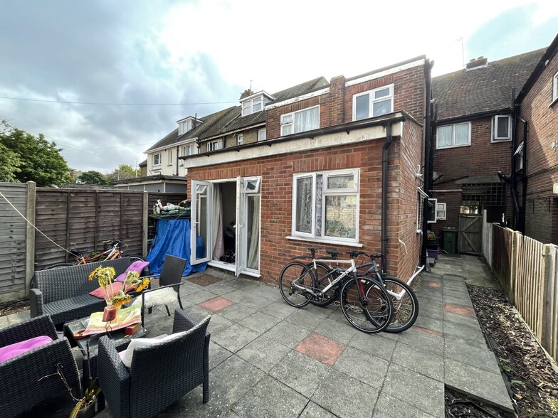 125-127 Black Bull Rd, Folkestone for sale - Building Photo - Image 2 of 5