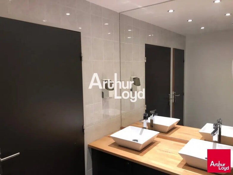 Office in SOPHIA ANTIPOLIS for lease - Interior Photo - Image 2 of 3