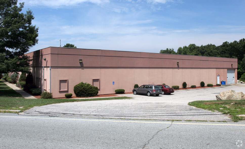 666 Park East Dr, Woonsocket, RI for lease - Building Photo - Image 2 of 4