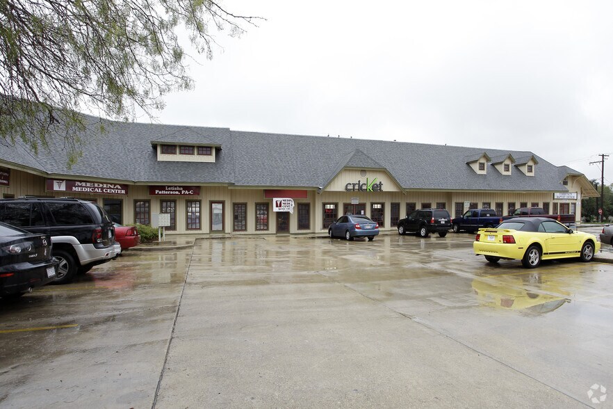 300 N Teel Dr, Devine, TX for sale - Primary Photo - Image 1 of 1