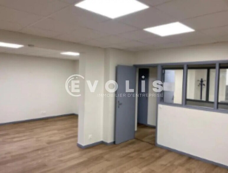 Office in Grigny for lease - Interior Photo - Image 3 of 8