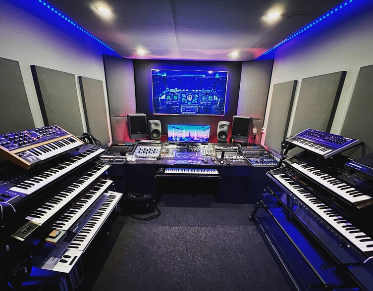 8685 Venice Blvd, Los Angeles, CA for lease - Building Photo - Image 1 of 9