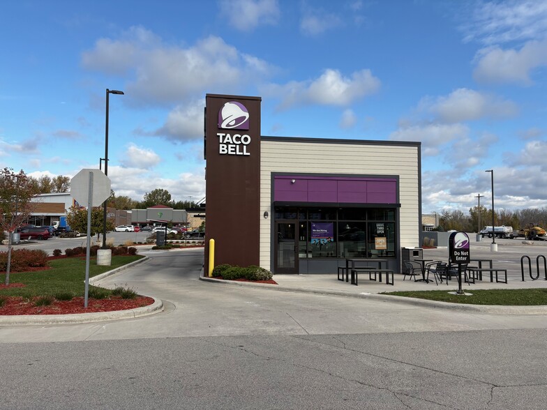 2326 Lineville Rd, Suamico, WI for sale - Building Photo - Image 3 of 6