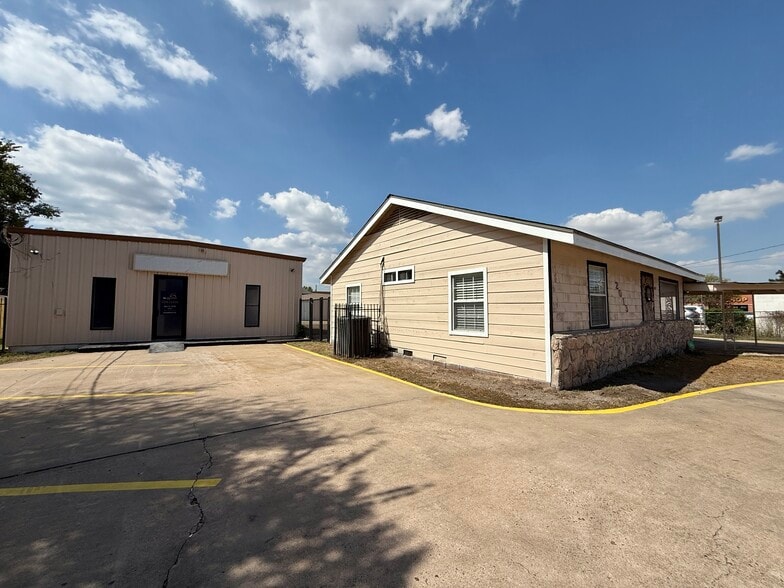 2013 Blalock Rd, Houston, TX for lease - Building Photo - Image 1 of 24