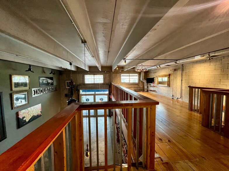 5582 NE 4th Ct, Miami, FL for lease - Interior Photo - Image 2 of 10