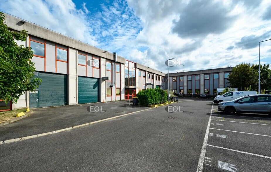 Flex in Gennevilliers for lease - Building Photo - Image 1 of 8
