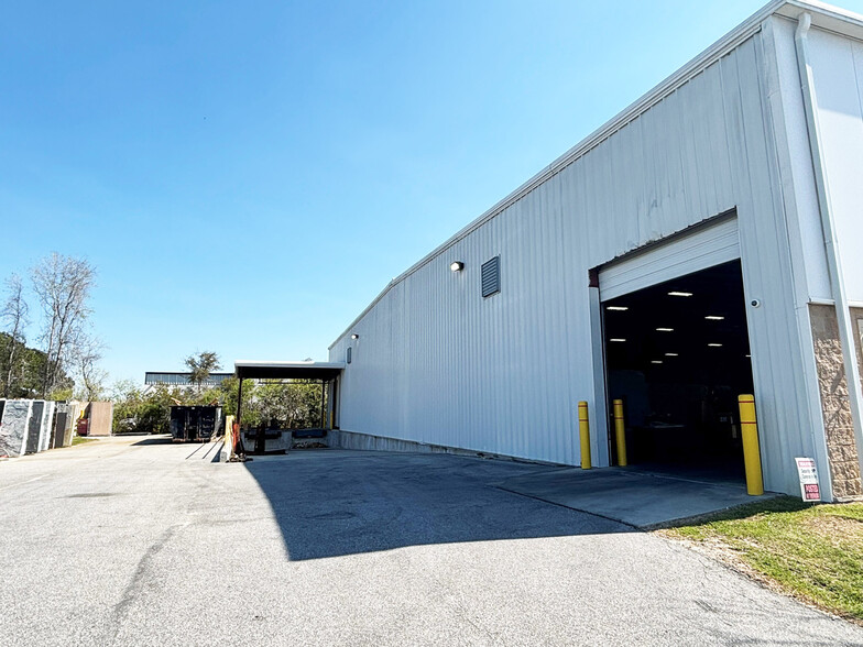 7035 Cross County Rd, North Charleston, SC for lease - Building Photo - Image 3 of 5