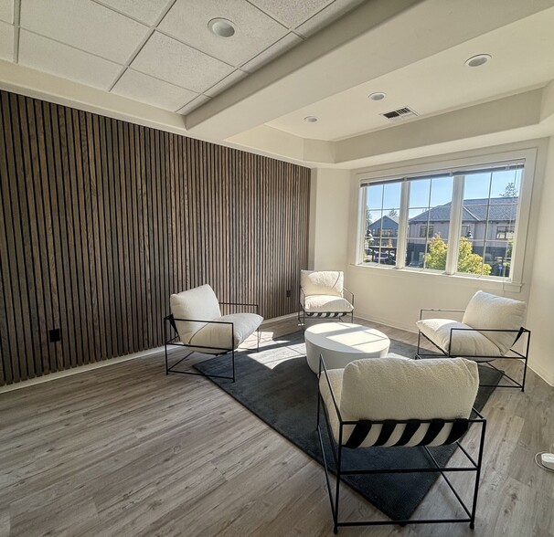 2855 NW Crossing Dr, Bend, OR for lease - Lobby - Image 3 of 17