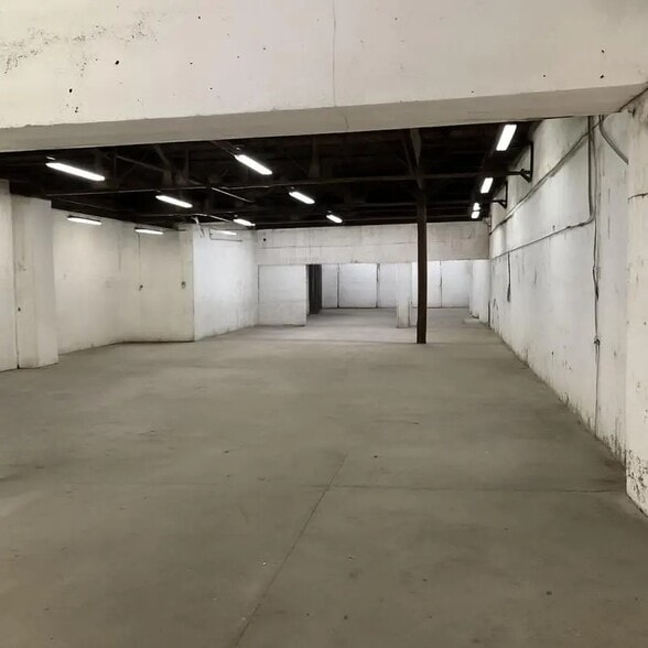 Flex in Stains for sale - Interior Photo - Image 2 of 2