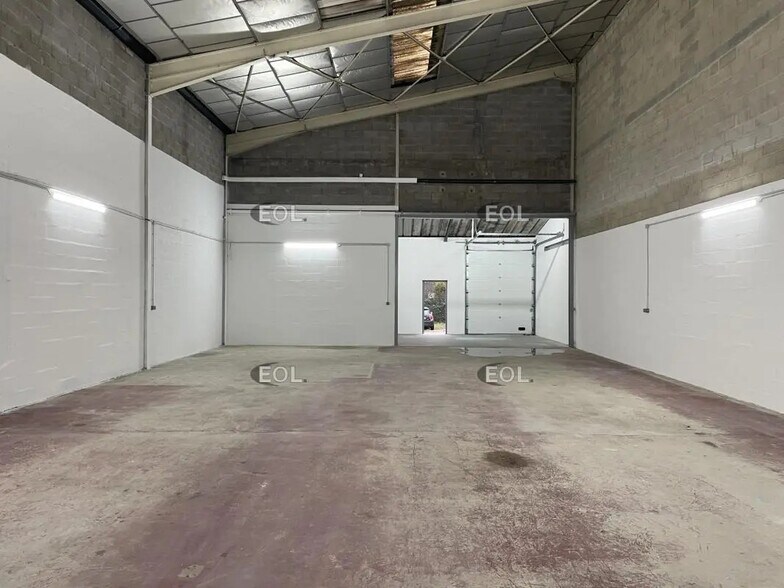 Flex in Eaubonne for lease - Interior Photo - Image 3 of 6