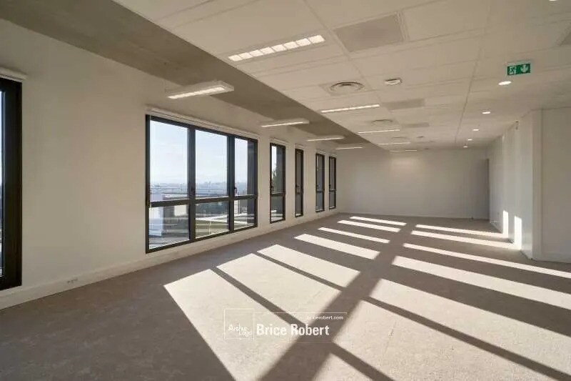 Office in Dardilly for lease - Interior Photo - Image 1 of 16