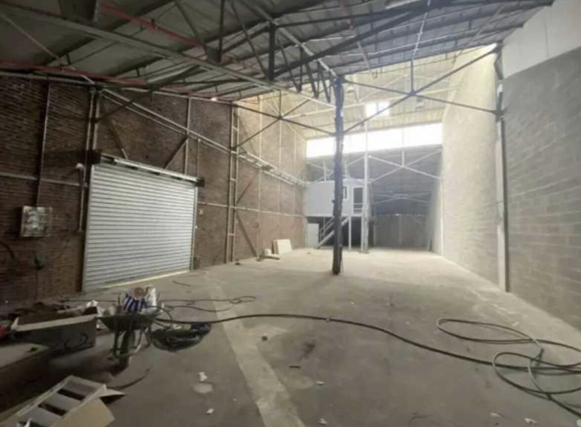 Industrial in Persan for lease Interior Photo- Image 1 of 5