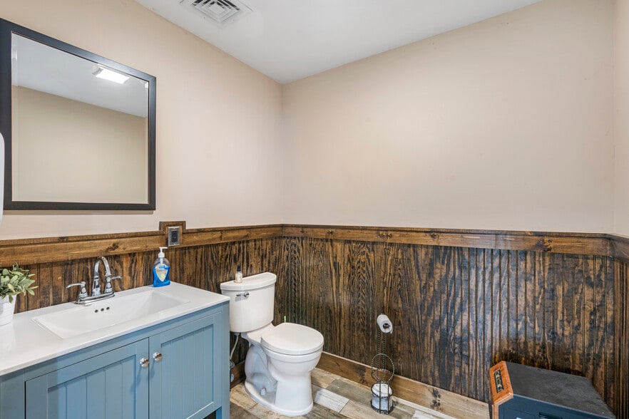 574 Industrial Loop, Staten Island, NY for sale - Interior Photo - Image 3 of 15