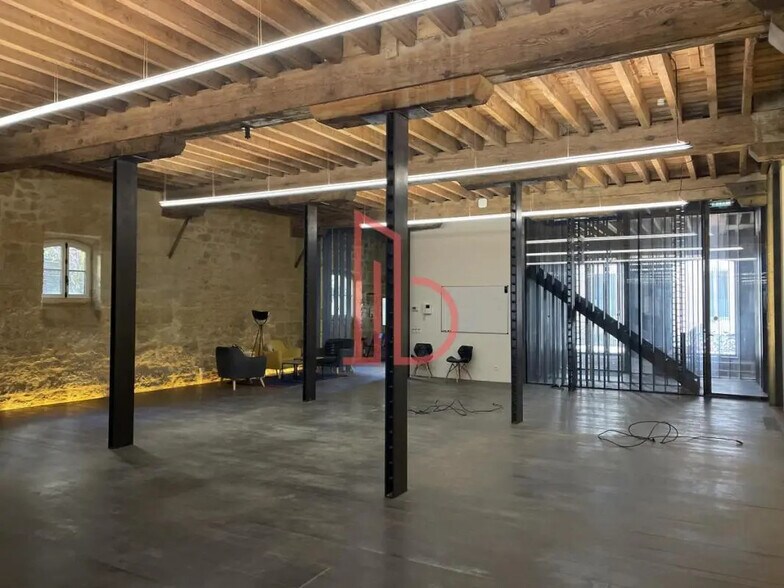 Office in Bordeaux for lease - Interior Photo - Image 2 of 5