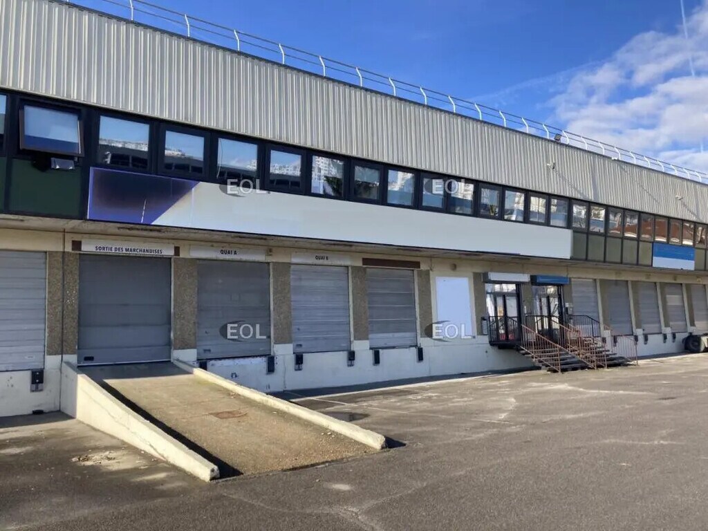 Location Entrepôt 896 m² - Photo 1