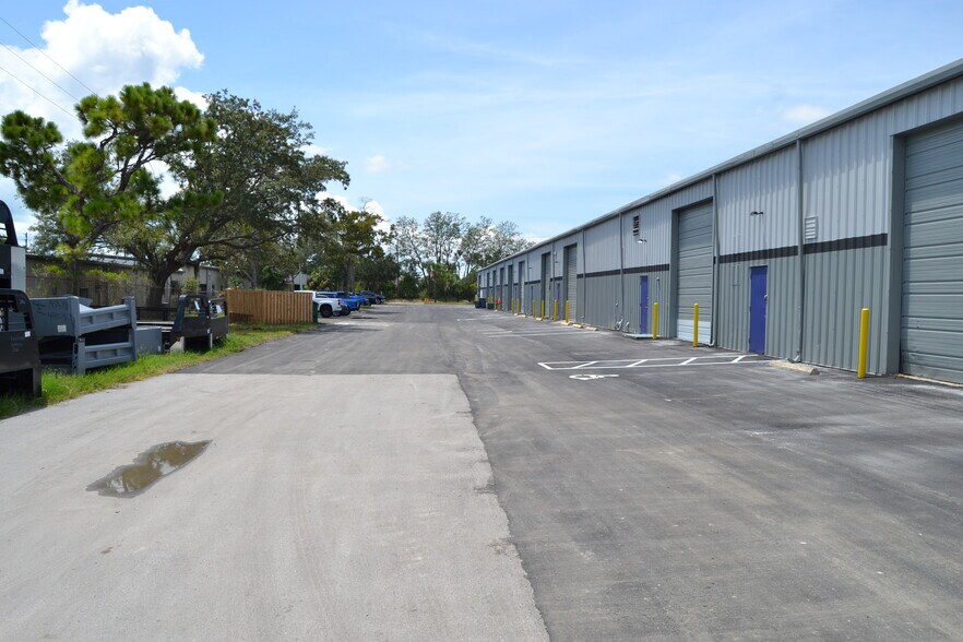 1400 L and R Industrial Blvd, Tarpon Springs, FL for lease - Building Photo - Image 2 of 25