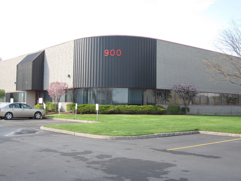 900 Corporate Blvd, Newburgh, NY for lease - Building Photo - Image 2 of 18