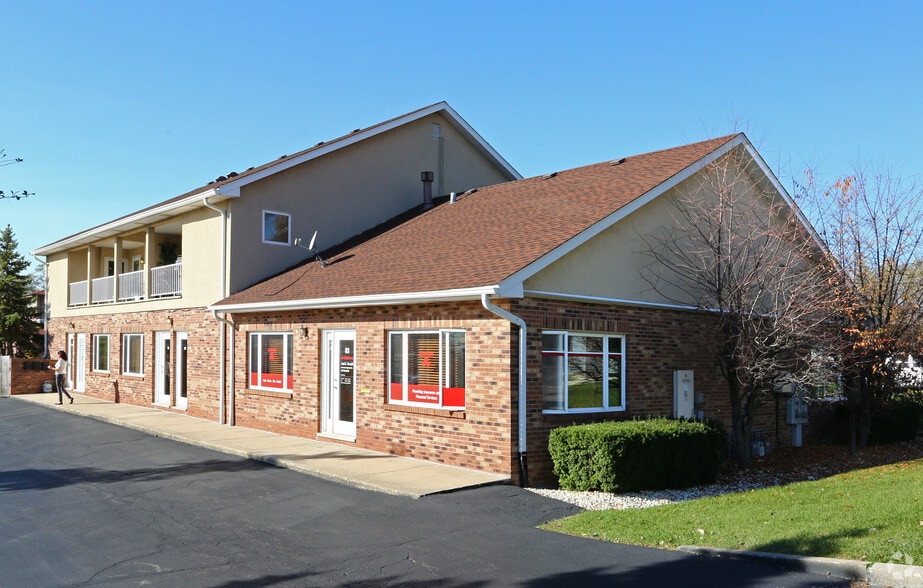 75 E Division St, Mundelein, IL for lease - Primary Photo - Image 1 of 16