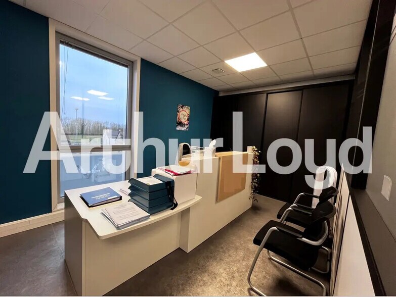 Office in Fleury-sur-Orne for lease - Interior Photo - Image 2 of 2