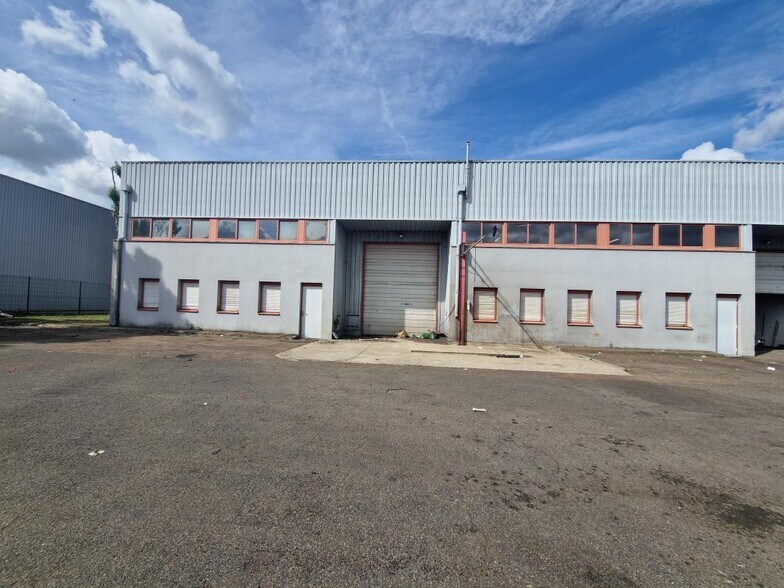 Industrial in SAINT-OUEN-L'AUMONE for lease - Building Photo - Image 1 of 8
