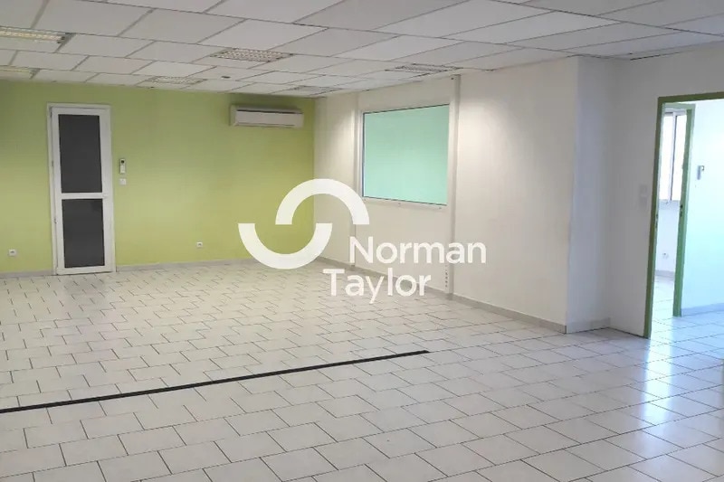 Office in Mauguio for lease - Interior Photo - Image 1 of 4