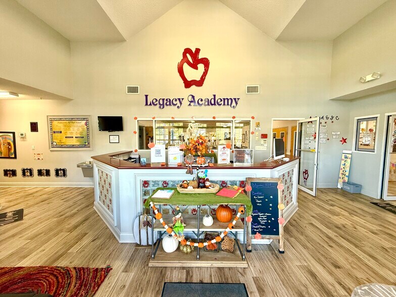 1560 Summit Chase Dr, Snellville, GA for sale - Interior Photo - Image 2 of 19