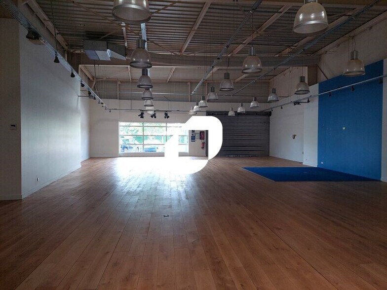 Retail in Maurepas for lease - Building Photo - Image 2 of 6