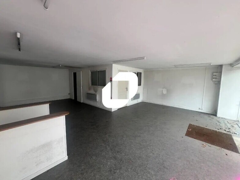 Retail in Valenciennes for lease - Interior Photo - Image 2 of 8