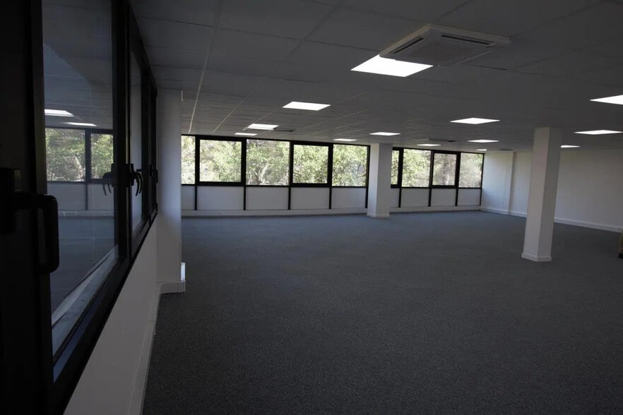Office in Valbonne for lease - Interior Photo - Image 2 of 4
