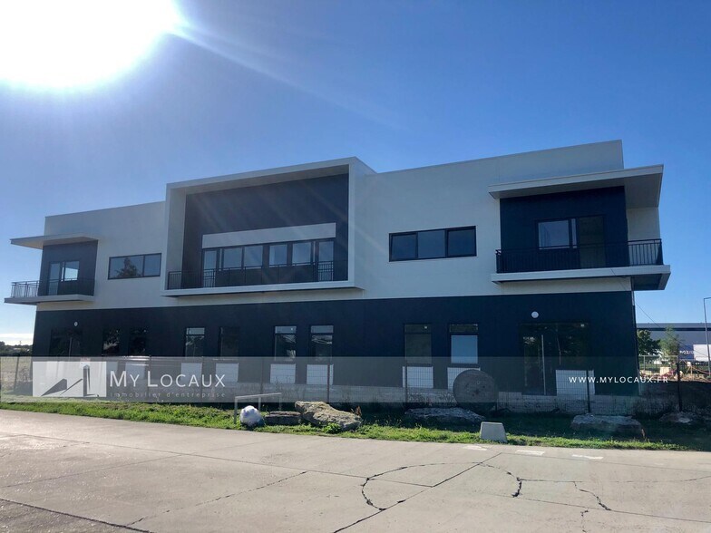 Flex in Chanteloup-les-Vignes for sale - Building Photo - Image 1 of 8