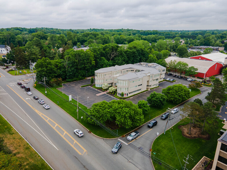 860 Wyckoff Ave, Mahwah, NJ for lease - Building Photo - Image 1 of 26