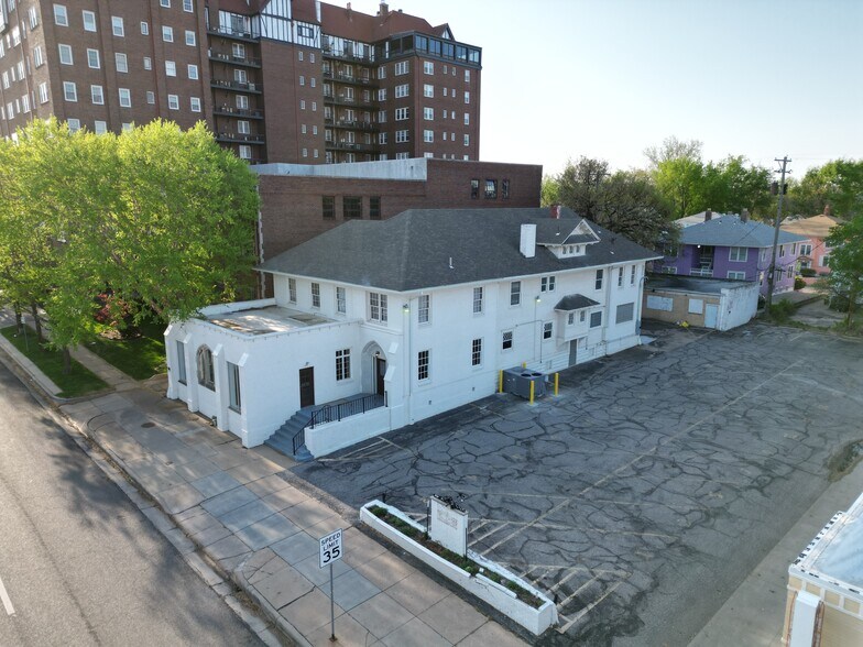 3219 E Douglas St, Wichita, KS 67218