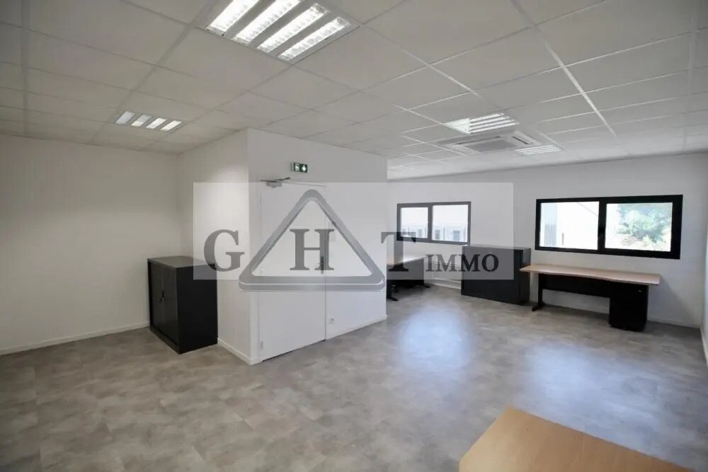 Industrial in Saint-Pierre-du-Perray for lease Interior Photo- Image 1 of 4