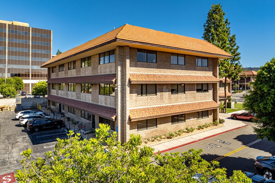 18411 Clark St, Tarzana, CA for lease - Building Photo - Image 3 of 6