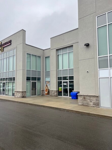 36 Ditton Dr, Hamilton, ON for lease - Building Photo - Image 3 of 7