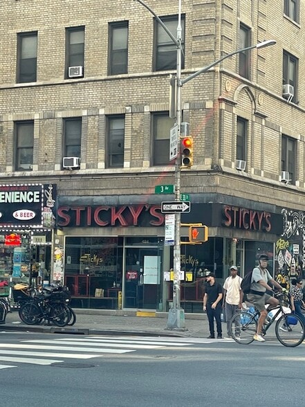 482-484 Third Ave, New York, NY for lease - Building Photo - Image 2 of 12