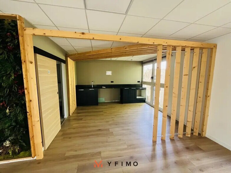 Flex in Montigny-le-Bretonneux for lease - Building Photo - Image 3 of 6