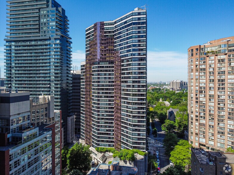 987 Bay St, Toronto, ON for lease - Primary Photo - Image 1 of 6